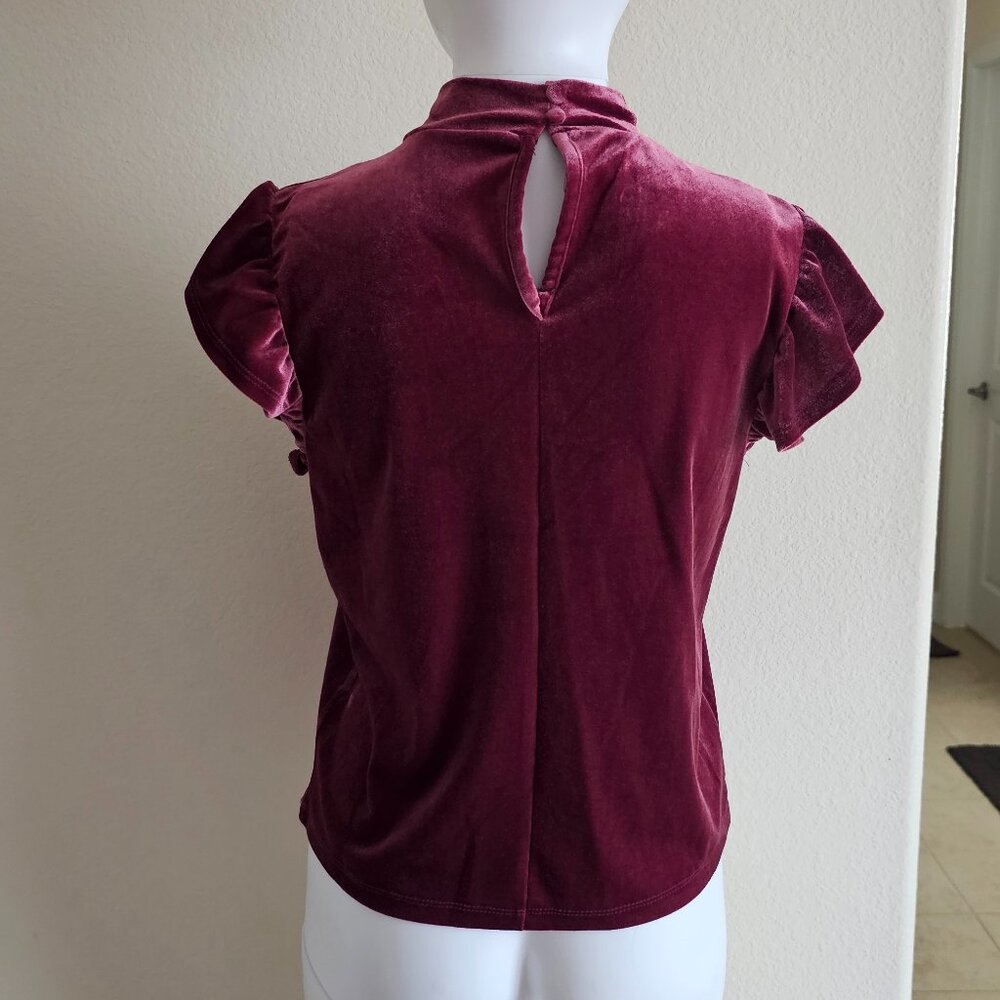 NWOT OLIVE + OAK Burgundy blouse short ruffle sleeve. Size: Small - Picture 4 of 5